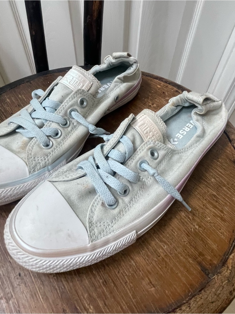 Converse Low Top Sneakers in Light Gray with Pink Trim